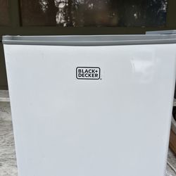 Black and decker white mini fridge