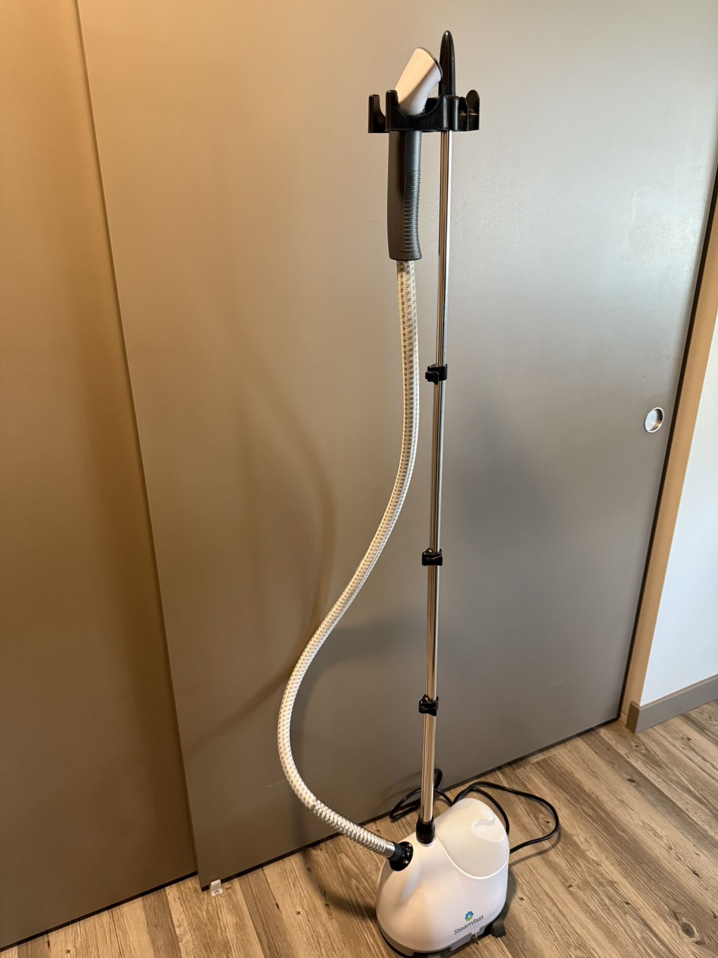 Steamfast SF-407 Fabric Steamer, with telescopic pol