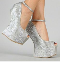 Silver curved wedges