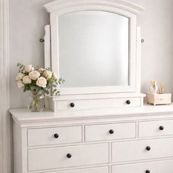 LIKE NEW! Beautiful White Dresser with Mirror – Solid Wood – Elegant Style