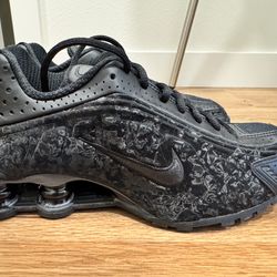 Nike Shox R4 Black Floral (Women’s) size 6.5