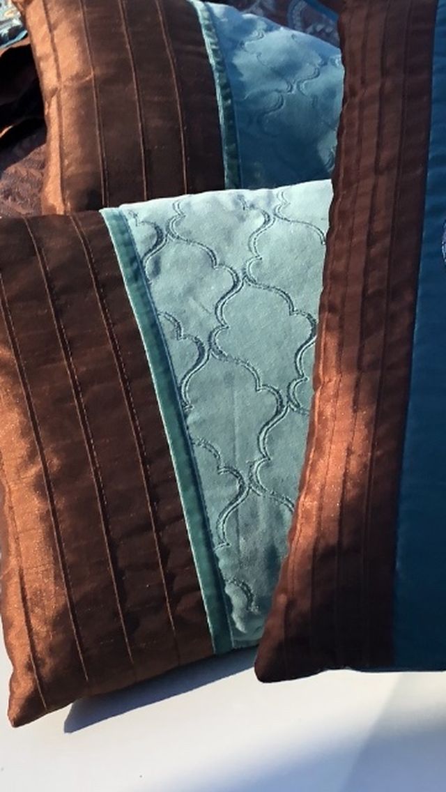 Brown/teal Comforter With 3 Pillows And 2 Shams Size Queen