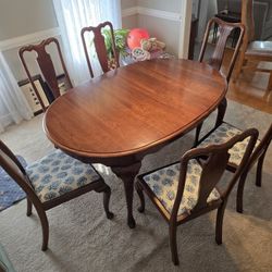Diningroom Table And 6 Chairs 