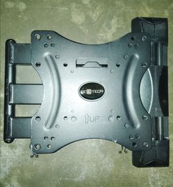 Free pull out TV/monitor wall mount