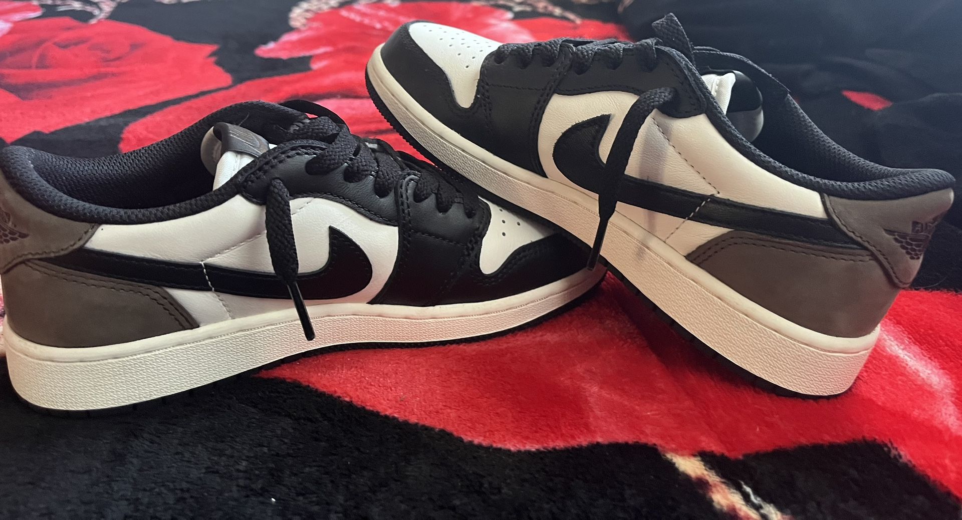Air jordan 1 Retro low og (GS) Size 4