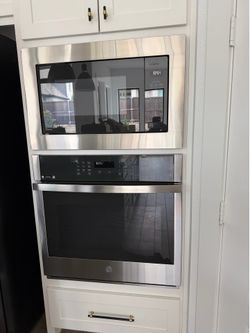 Oven GE. Wall unit (microwave goes on top)