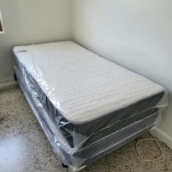 NEW Twin-Size MATTRESS and BOX SPRING. Bed frame not included👍