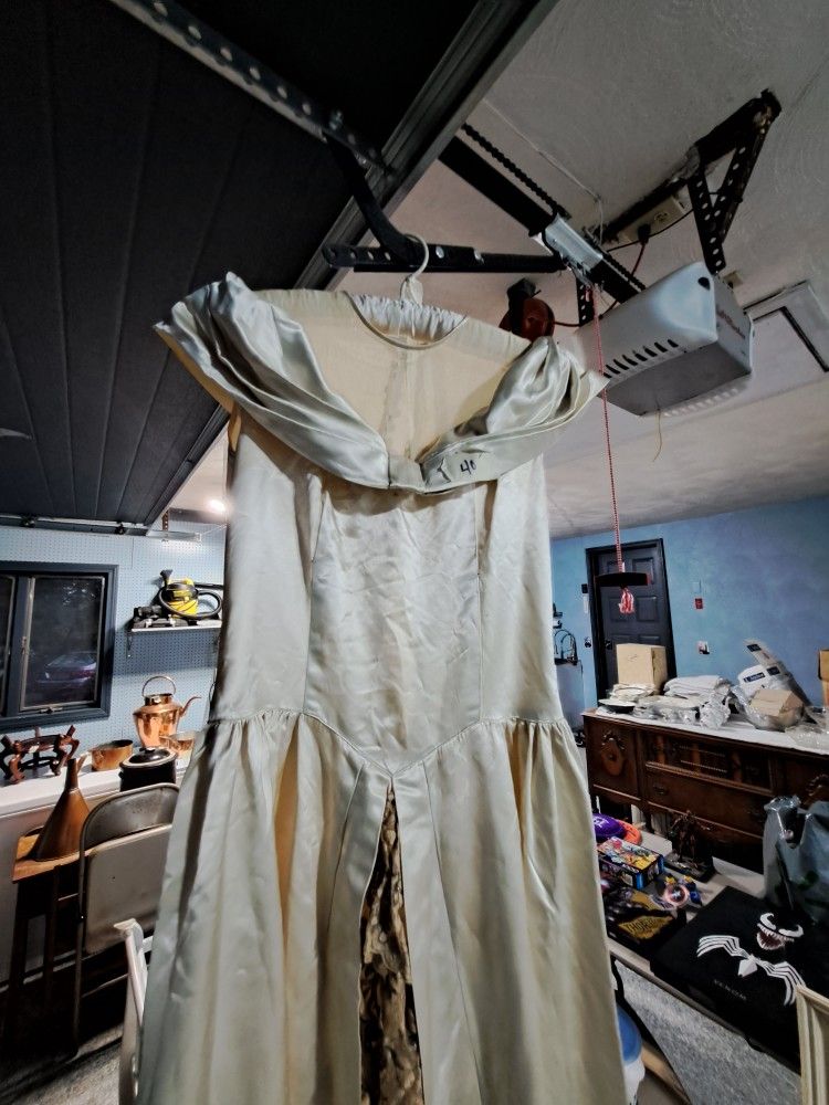 Antique Ivory Wedding Dress