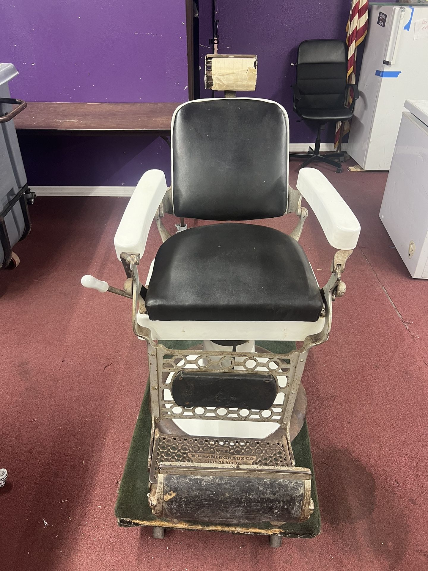 Antique E. Berninghaus Co. Barber Shop Chair