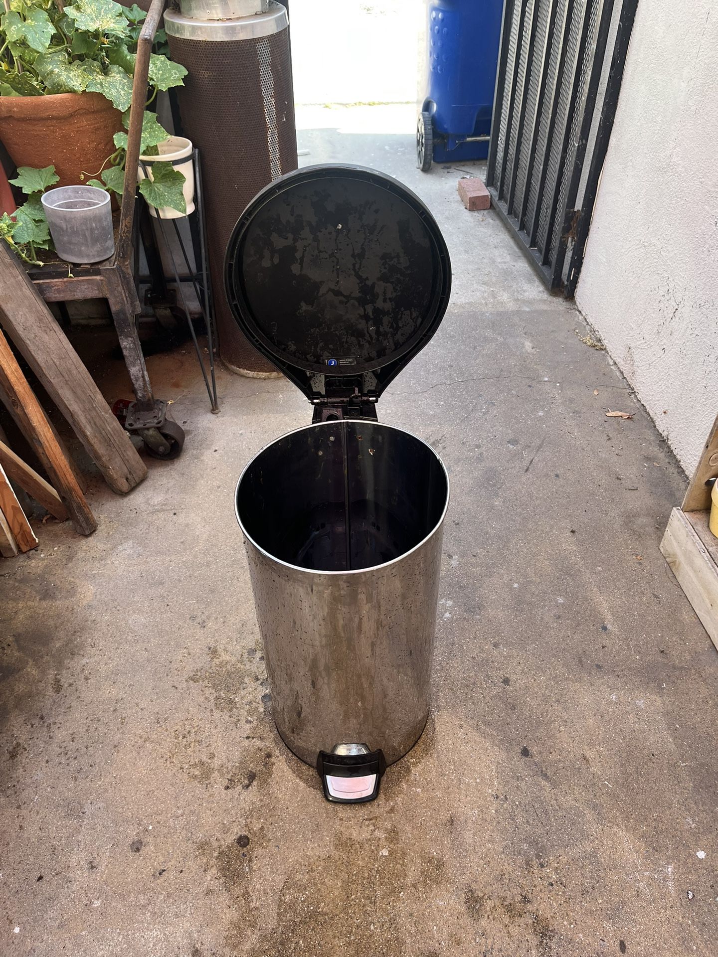 13 gallon chrome kitchen trashcan with pedal foot