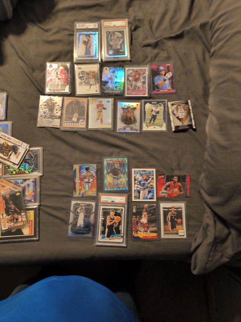 37 ( 365 value Packs You Get 5 Mixed/Raw Cards And 1 Plaque Auto,Holo, Pokemon, Ect