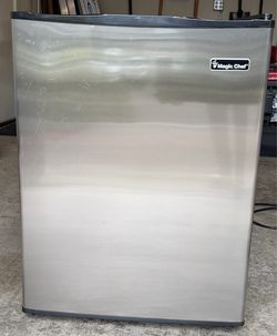 Magic Chef 2.4 cubic foot mini frig