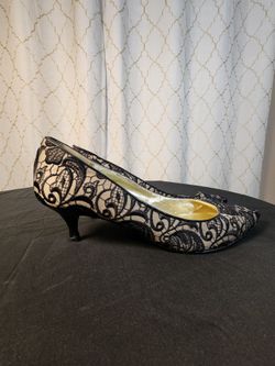 GUESS Black Lace Pointed Toe Kitten Heel Pumps