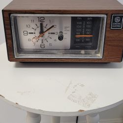 Vintage AM FM Clock Radio 