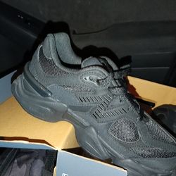 Size 4 kids new balance 9060