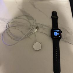 Apple Watch SE 2nd Generation (GPS) 40mm Aluminum Case with Midnight Sport Band