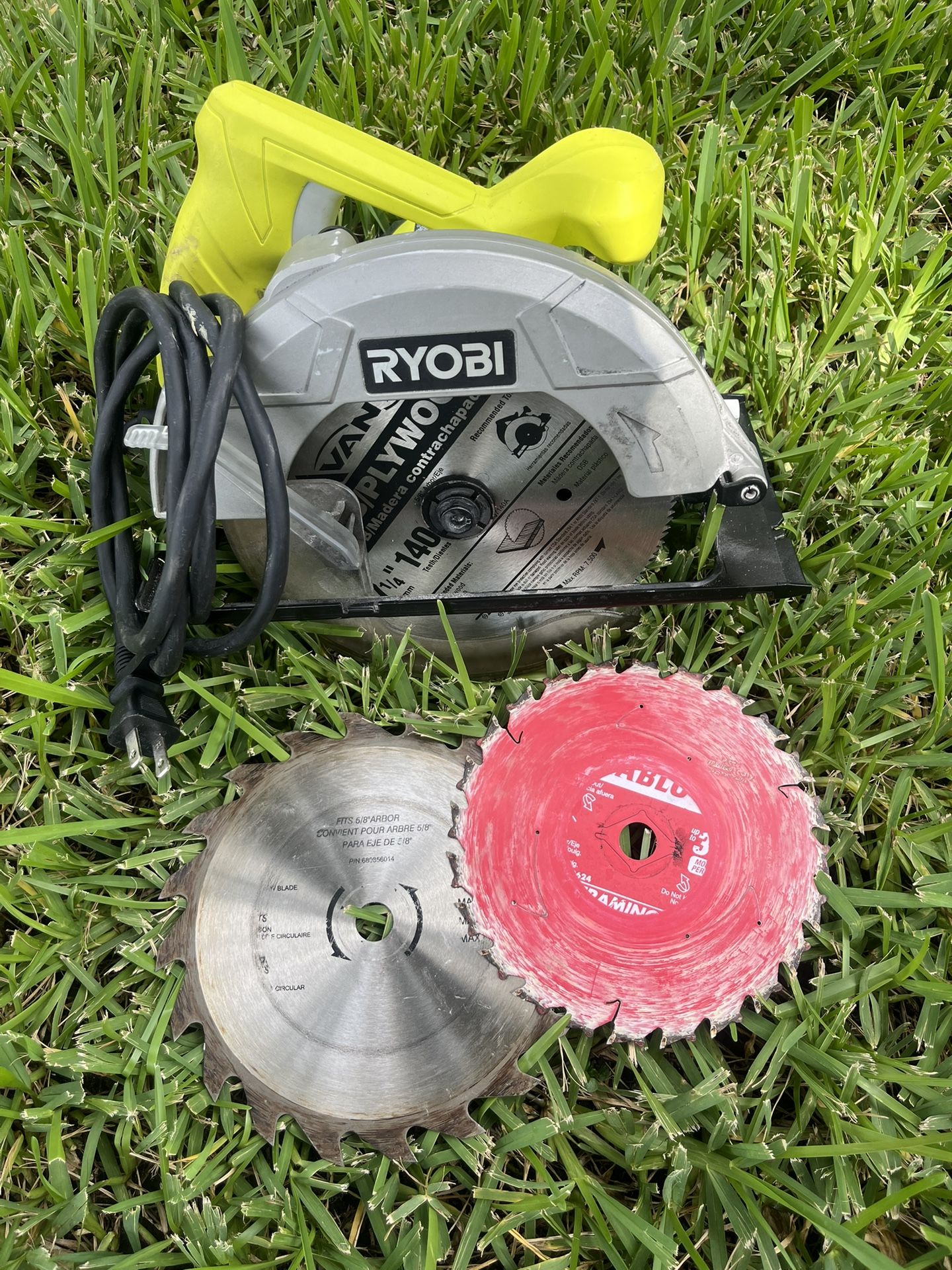 Ryobi Circular Saw + 2 Blades