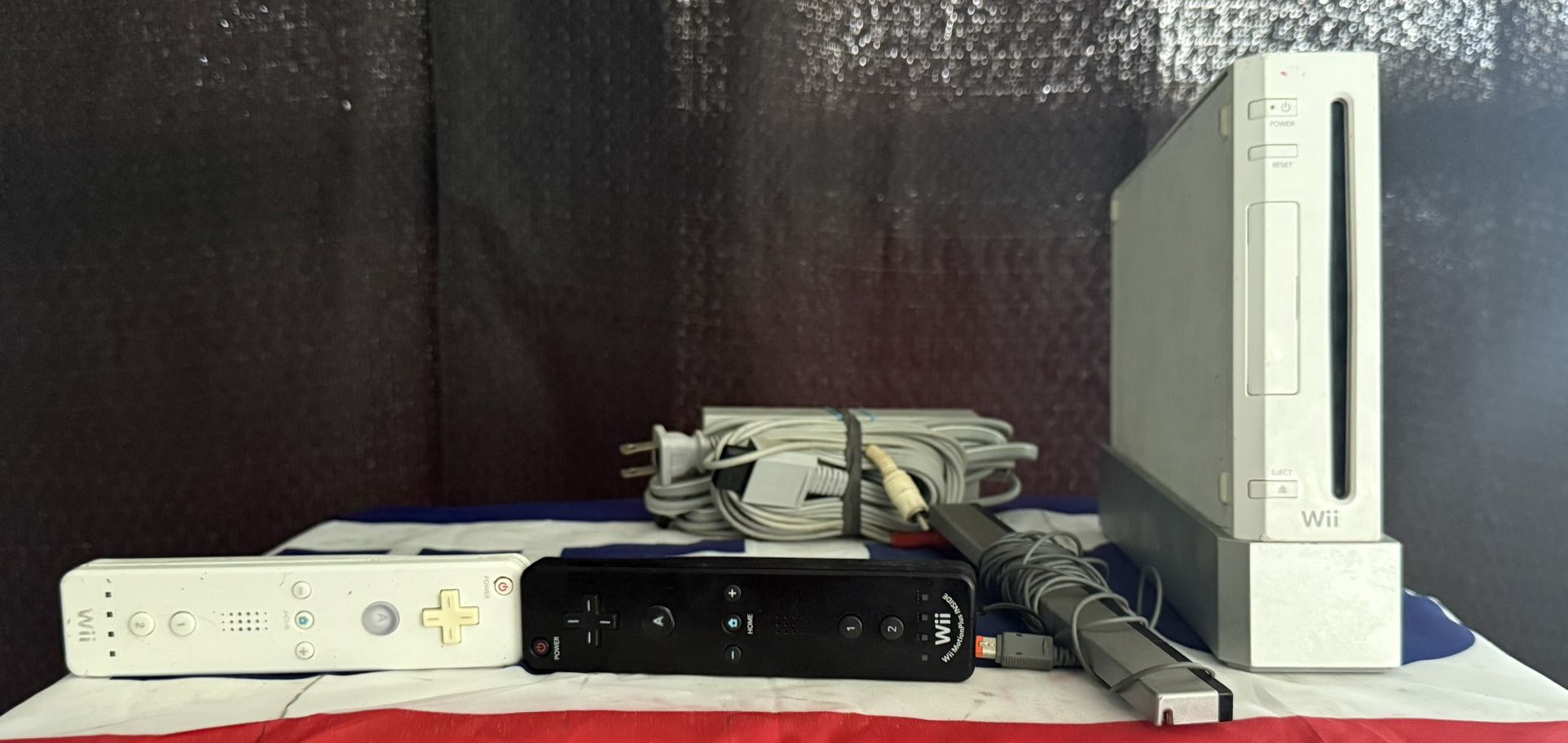 Nintendo Wii With Two Remotes And Sensor Bar, Gamecube Ports