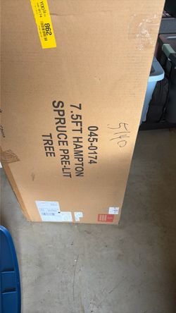 Like new 7.5 prelit Christmas tree works great