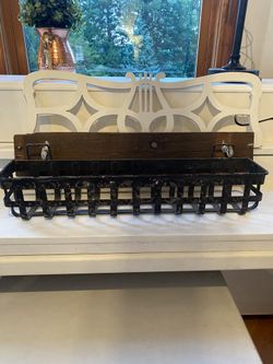 Wall basket with brackets