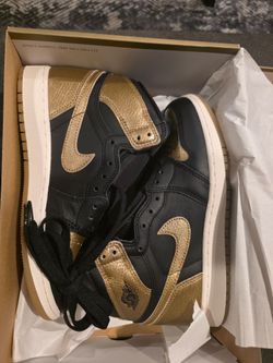 Air Jordan 1 Retro High Black Gold Sneakers