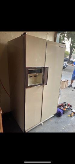 Refrigerator works great gets very cold has icemaker