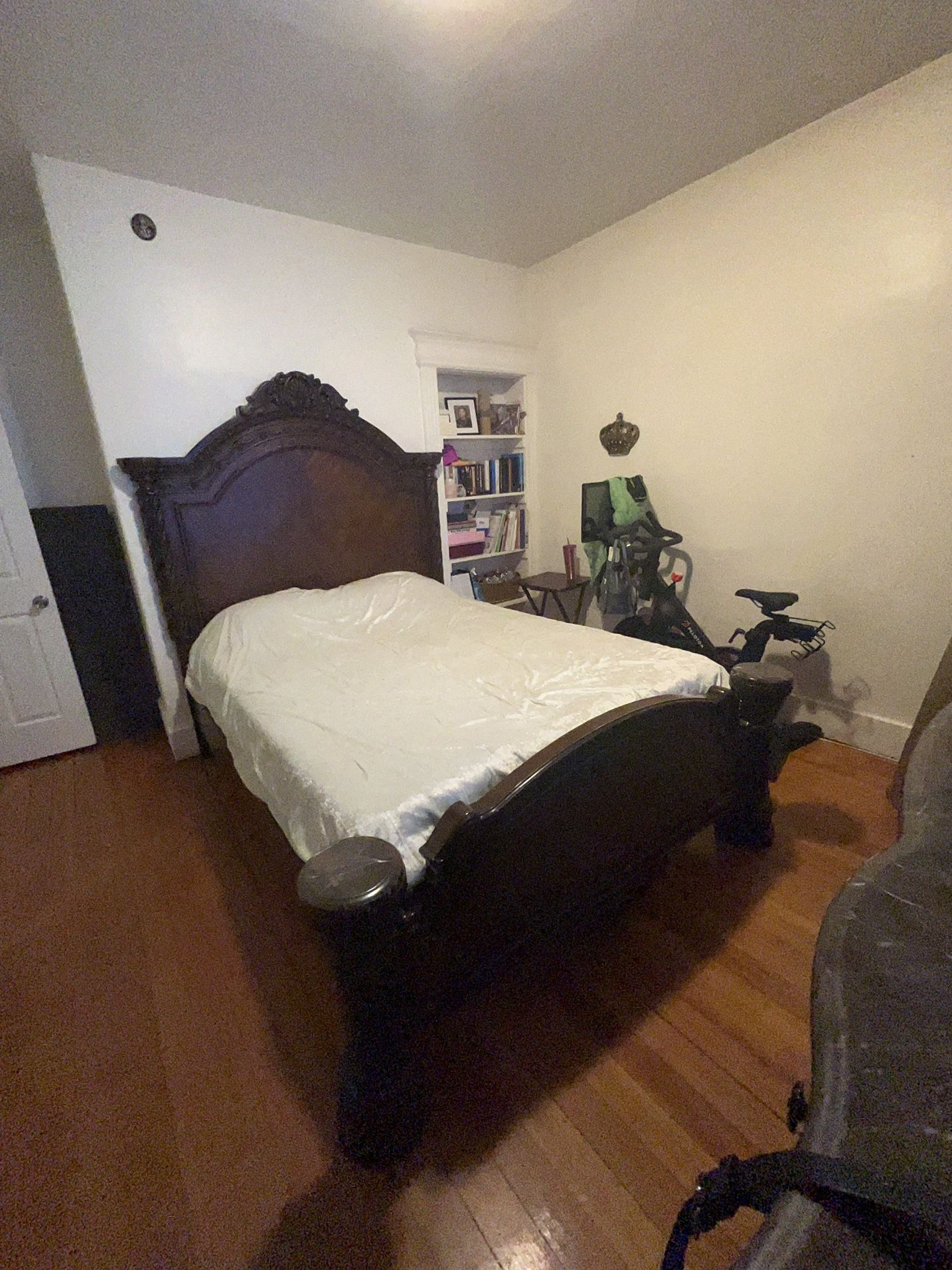 Queen Bedroom 