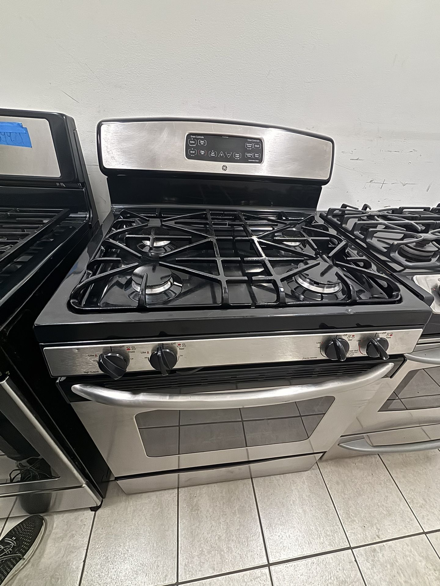 Used Stainless Steel GE Gas Stove In Excellent Condition!