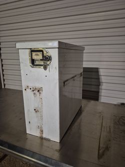 Steel lock box w/ key