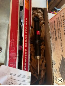 2x New KYB Suspension Strut 2015 Subaru Outback 2.5L 3.6L