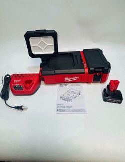 🚀 Milwaukee PACKOUT Flood Light with USB-Charging M12 + M12 Battery + M12 Charger