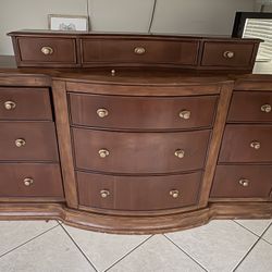 Dresser & 2 Night Stands 