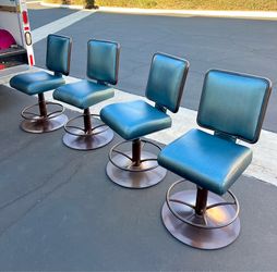 Set of 4 custom swivel seating chairs for diners or gaming chairs