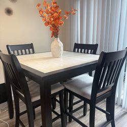Dining Room Table & Chairs 