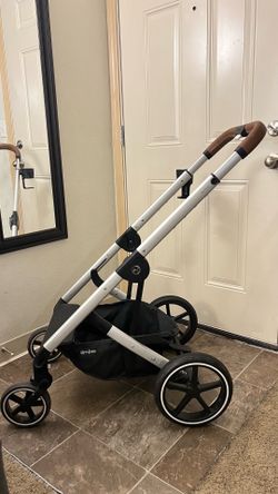 Wheelbase from a Cybex stroller