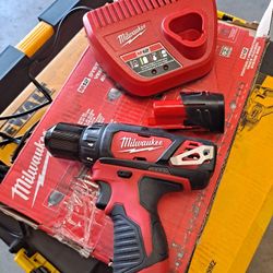MILWAUKEE M12 DRILL DRIVER  BATTERY  AND  CHARGER 