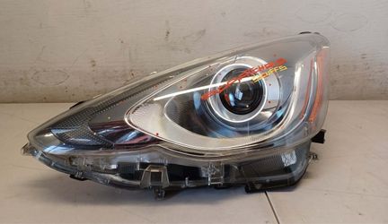 2015 - 2017 TOYOTA PRIUS C HALOGEN HEADLIGHT  OEM