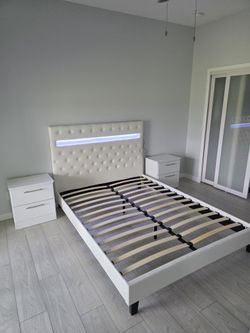 Cama led queen con dos mesas de noche nuevas