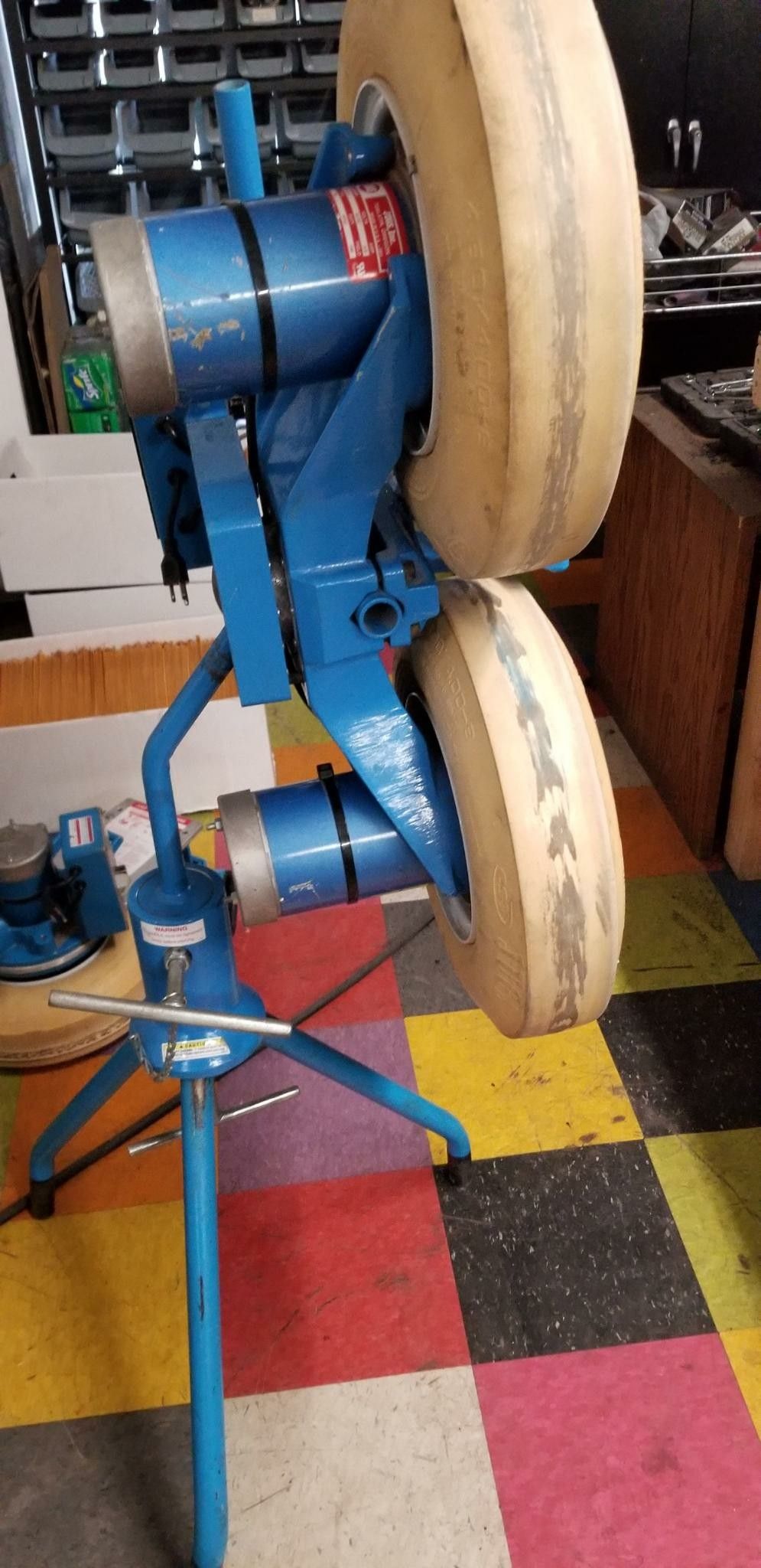 JUGS SR36166817 CURVEBALL PITCHING MACHINE for Sale in Highland, CA