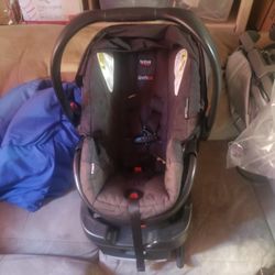 Britax  B-Safe 35
Infant Car Seat

