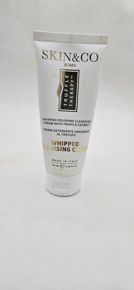 SKIN&CO Roma Truffle Therapy Whipped Cleansing Cream
Truffle Therapy Whipped Cleansing Cream is a highly concentrated cleanser formulated to renew dry