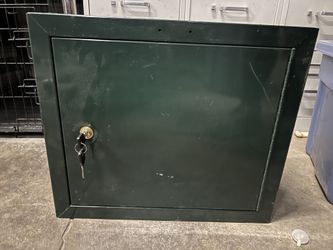 21x10x18 Metal Locking Cabinet W Shelf Green