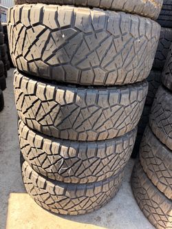 295/60r20 Nitto tires en Excelentes Conditiones de Vida las 4