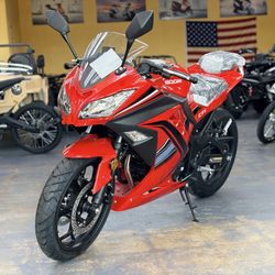 Boom BD250 6 Speed Standard Sports Bike. EFI