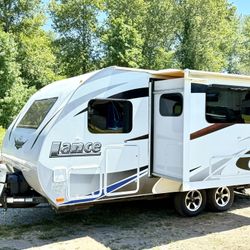 2016 Lance 19FT Travel Trailer With Slide Out 