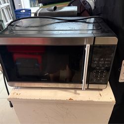 Avanti countertop microwave oven 0.7 cu. ft