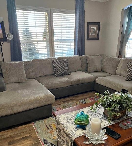 Rooms To Go U-shaped Sectional W/ Throw Pillows. $900. Will Deliver For A Fee