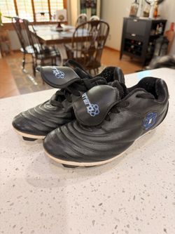Litero Black Soccer Cleats - men’s size 7