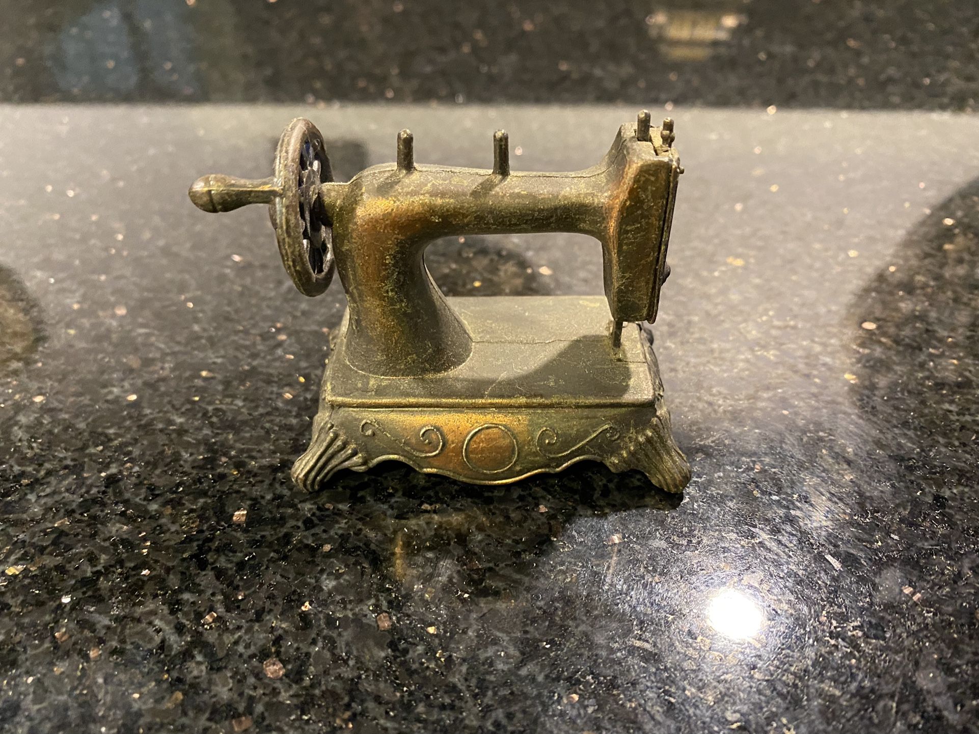 Miniature Die Cast Sewing Machine Made in Hong Kong by Durham Ind. (#5403)