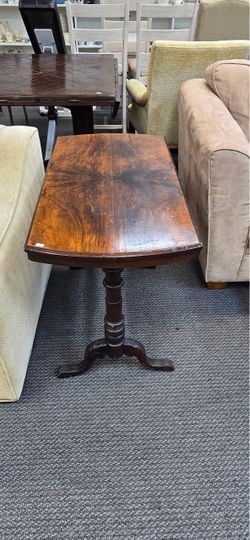 Victorian-style occasional or side table featuring a burr walnut or walnut-veneered top with a curved/serpentine edge, turned and carved column suppor